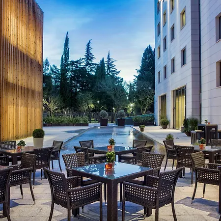 힐튼 츠르나 고라